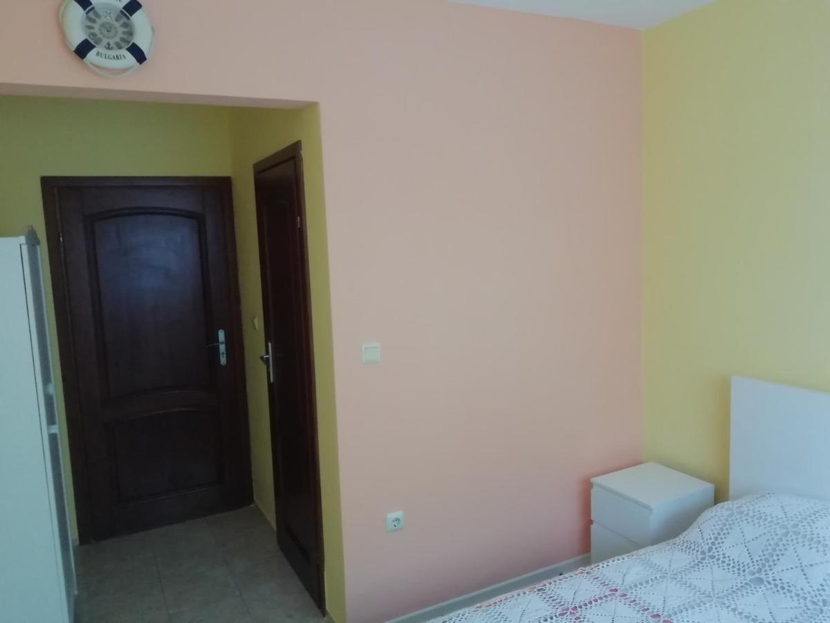 Guest House By The Captain Warna Exterior foto