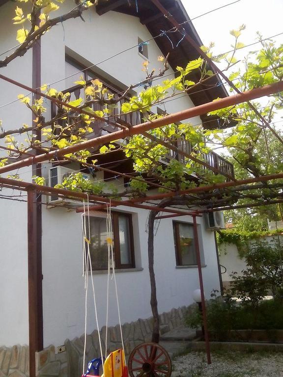 Guest House By The Captain Warna Exterior foto