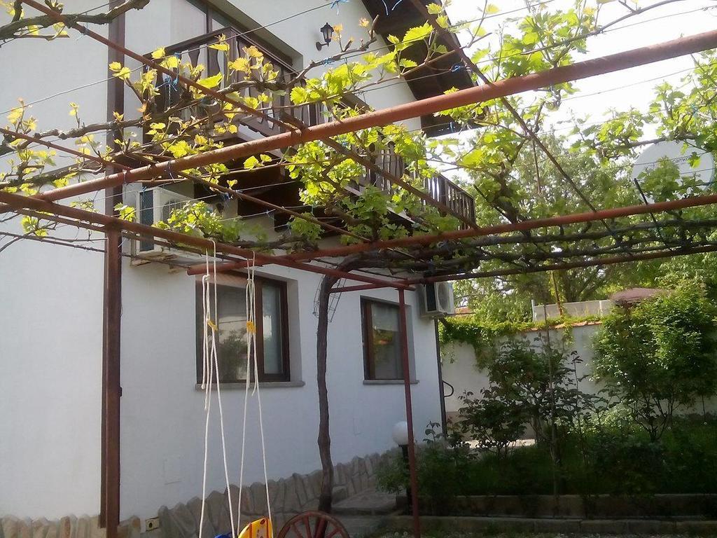 Guest House By The Captain Warna Exterior foto