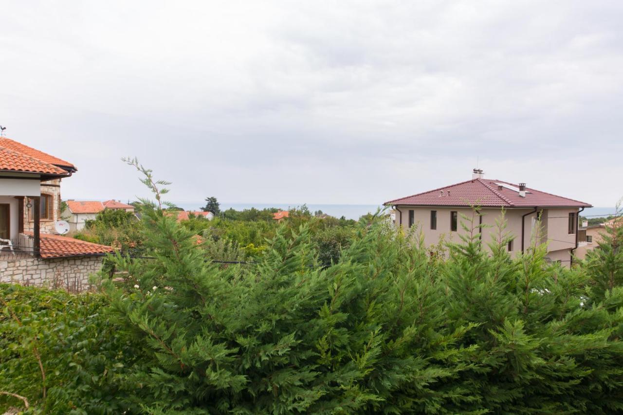 Guest House By The Captain Warna Exterior foto