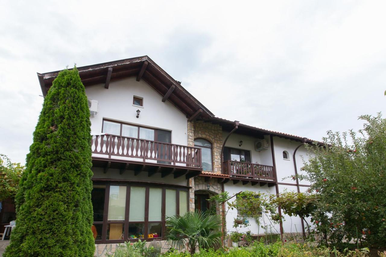 Guest House By The Captain Warna Exterior foto